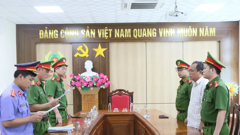 Cơ quan chức năng đọc quyết định khởi tố đối với Hà Văn Quyền. Ảnh: Công an Hà Tĩnh cung cấp
