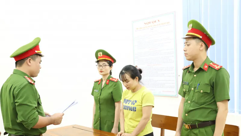 Cơ quan công an tống đạt quyết định khởi tố bị can Hoàng Thị Thảo. Ảnh: Công an Hà Tĩnh cung cấp