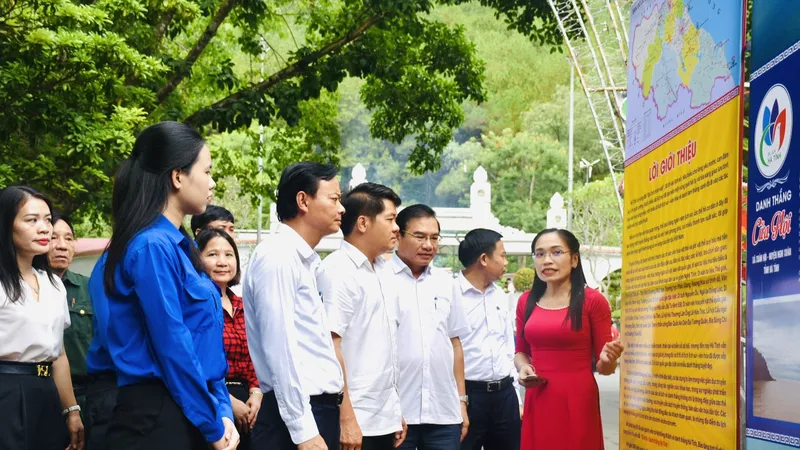 Các đại biểu và nhân dân tham quan triển lãm "Hà Tĩnh - Điểm hẹn" tại Tuần văn hóa "Linh thiêng Đồng Lộc"