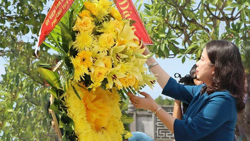 Phó Chủ tịch nước Võ Thị Ánh Xuân dâng hoa trước phần mộ cố Tổng Bí thư Hà Huy Tập
