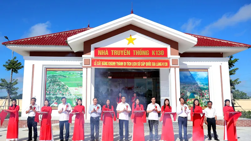 Chủ tịch UBND tỉnh Hà Tĩnh Võ Trọng Hải và các đại biểu cắt băng khánh thành công trình Di tích Lịch sử cấp quốc gia Làng K130
