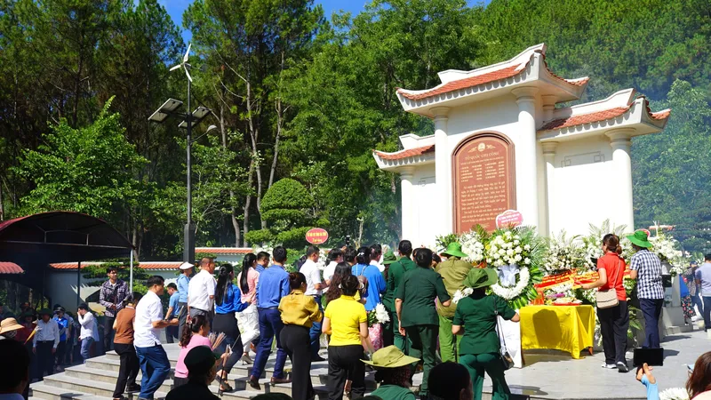 Đông đảo người dân thập phương đến dâng hoa, dâng hương tại khu mộ 10 nữ anh hùng liệt sĩ thanh niên xung phong Ngã ba Đồng Lộc