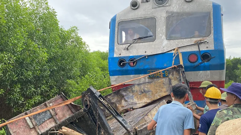 Phần đuôi xe tải bị vướng vào đầu máy tàu hỏa gây ách tắc đường sắt