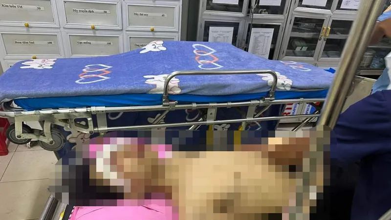 Em V.T.T. bị thương nặng được đưa đi cấp cứu 