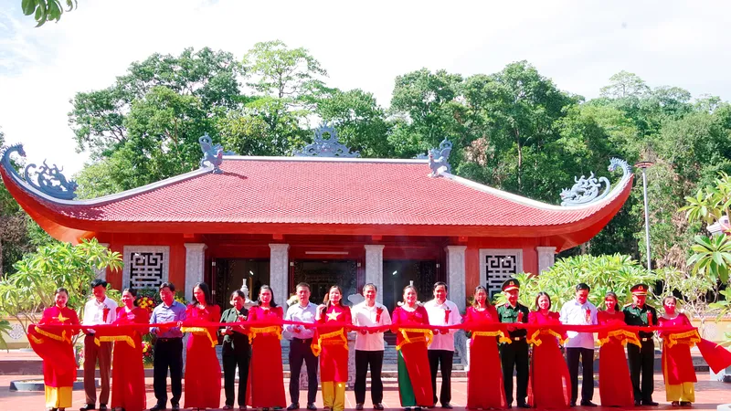 Các đại biểu cắt băng khánh thành đền thờ anh hùng liệt sĩ tại hồ Kẻ Gỗ