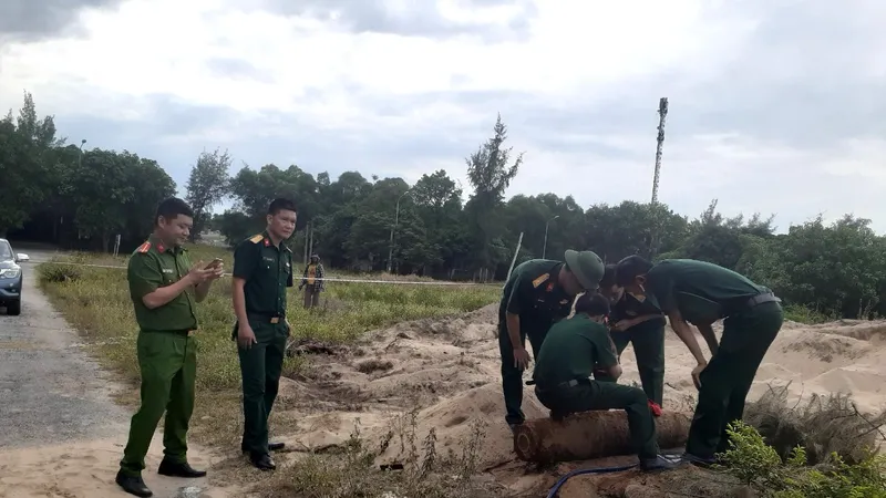 Lực lượng chức năng kiểm tra quả bom trước lúc di chuyển về khu vực xử lý