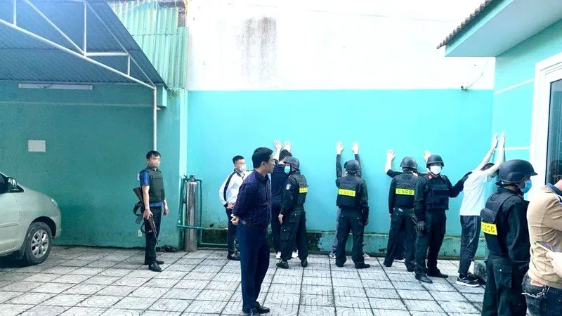 Đại tá Nguyễn Hồng Phong, Giám đốc Công an tỉnh Hà Tĩnh trực tiếp tham gia chỉ đạo bắt giữ các đối tượng
