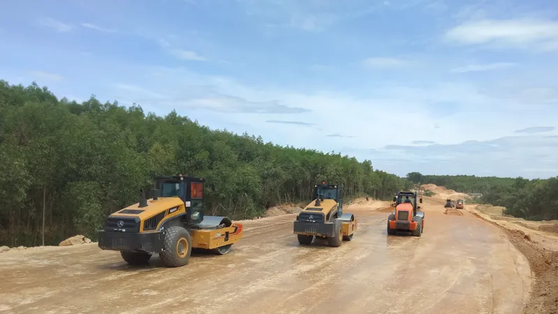 Công nhân và phương tiện máy móc đẩy mạnh thi công 3 ca/ngày xuyên lễ 2-9 tại cao tốc Vạn Ninh - Cam Lộ