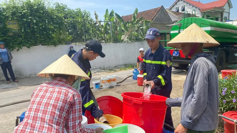Xe chuyên dụng của Phòng Cảnh sát Phòng cháy chữa cháy và Cứu nạn cứu hộ Công an Hà Tĩnh chở nước sạch phục vụ người dân