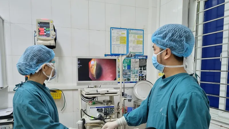 Các bác sĩ tiến hành nội soi gắp đồng xu trong thực quản bệnh nhân