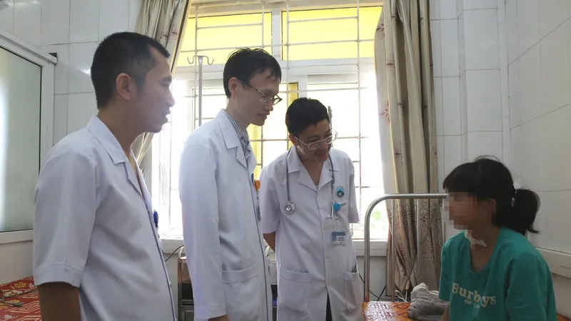 Sau khi được điều trị tích cực, bệnh nhân N.T.K.N. đã tỉnh táo, tự ngồi dậy và đi lại được