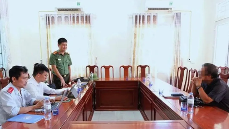 Cơ quan chức năng làm việc với ông L.N.D.. Ảnh: Công an Hà Tĩnh cung cấp