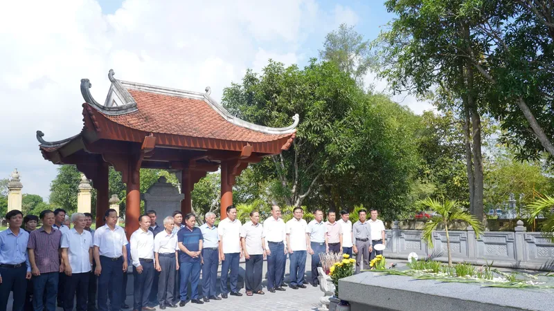 Các đại biểu dâng hương tưởng niệm tại phần mộ Đại thi hào Nguyễn Du