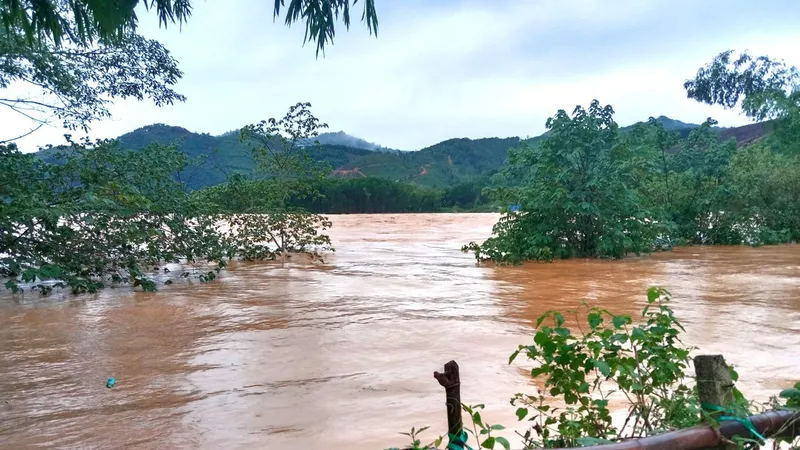 Sáng 27-9, nước tại các xã ở huyện Hương Khê đang rút xuống 