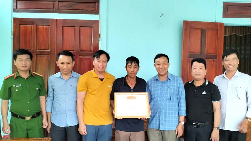 Anh Phan Văn Ngân được trao tặng giấy khen vì đã dũng cảm cứu người trong mưa lũ