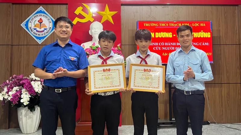 Lãnh đạo Tỉnh đoàn, Hội đồng Đội tỉnh Hà Tĩnh trao bằng khen cho em Nguyễn Hoàng Phong và Phạm Phúc Sinh