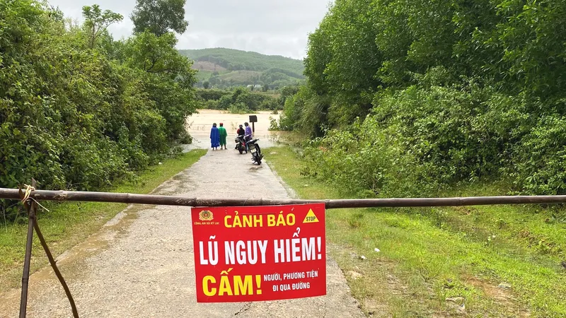 Hà Tĩnh: Mưa lớn gây sạt lở ách tắc tuyến Tỉnh lộ 551 và nhiều cầu bị ngập sâu 