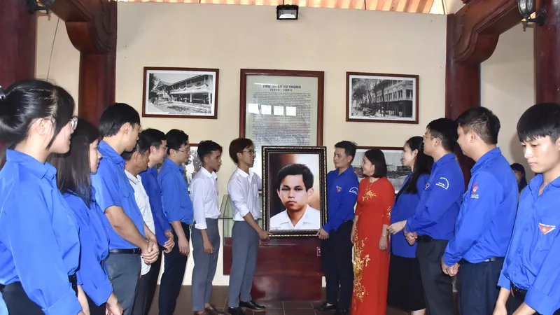 Trao bức ảnh phục chế đến Ban Quản lý Khu tưởng niệm Lý Tự Trọng
