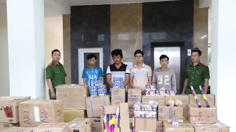 Cơ quan điều tra bắt giữ các đối tượng cùng tang vật. Ảnh: Công an Hà Tĩnh