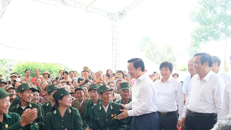 Phó Thủ tướng Chính phủ Trần Hồng Hà thăm hỏi người dân thôn Hạ Triều 