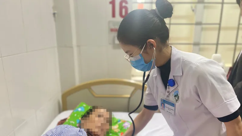 Bác sĩ kiểm tra sức khỏe cho bệnh nhân H.T.H. 