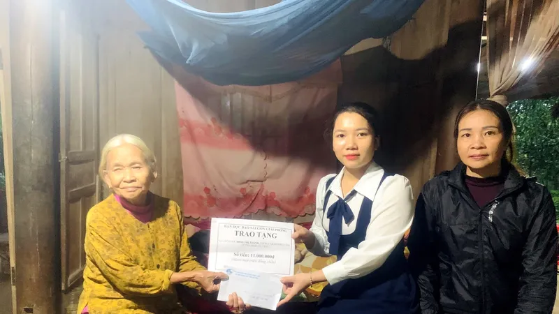 Bà Đinh Thị Thành tiếp nhận số tiền 11 triệu đồng của bạn đọc Báo SGGP hỗ trợ