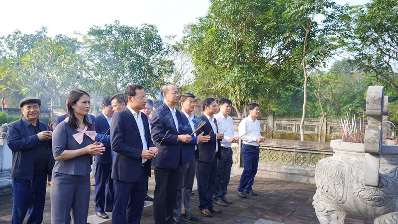 Dâng hương tưởng niệm Uy Viễn tướng công Nguyễn Công Trứ