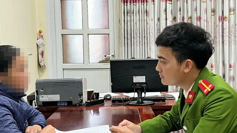 Cơ quan công an triệu tập, làm việc với đối tượng có hành vi kích động người dân cản trở việc chuẩn bị khai thác mỏ cát. Ảnh: CA Hà Tĩnh