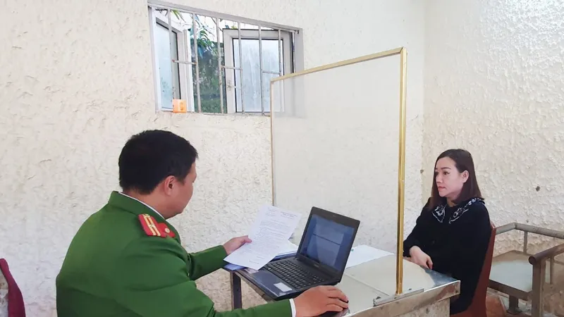 Cơ quan điều tra làm việc với Tô Thị Vĩnh. Ảnh: Công an Hà Tĩnh cung cấp 