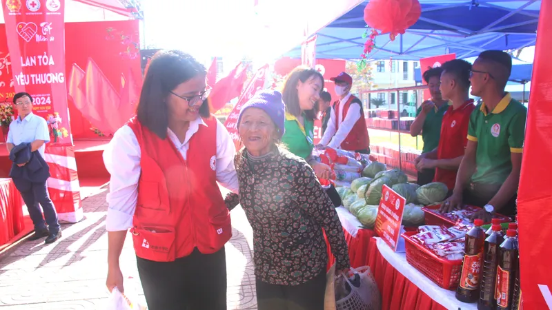 Phó Chủ tịch Quốc hội tham dự chương trình “Tết nhân ái - Xuân Giáp Thìn 2024" tại Hà Tĩnh