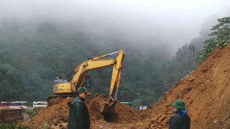 Nỗ lực khắc phục sạt lở trên Quốc lộ 8A 