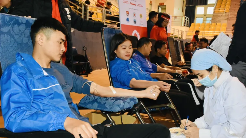 Các tình nguyện viên tham gia hiến máu 