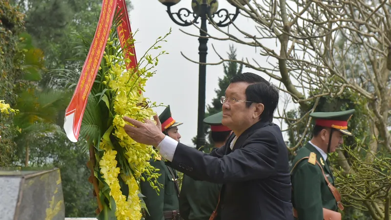 Nguyên Chủ tịch nước Trương Tấn Sang đặt vòng hoa tại Khu mộ Tổng Bí thư Trần Phú 