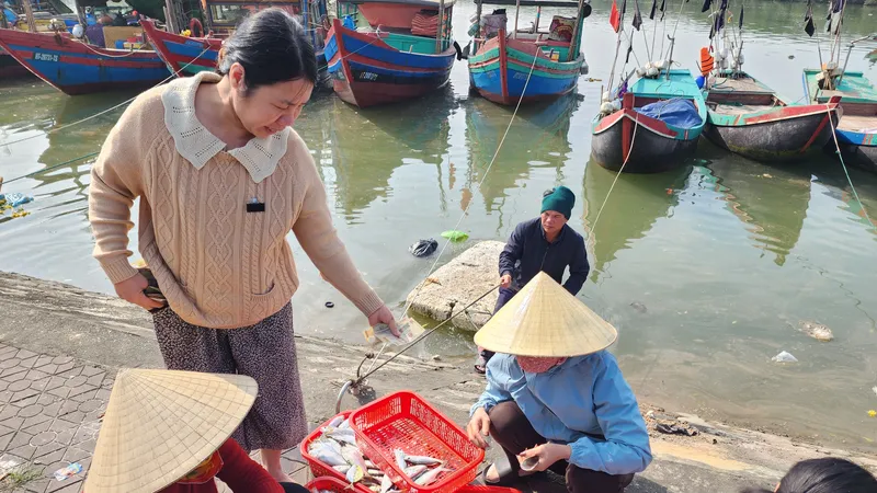 Mẻ cá tươi đầu năm mới vừa được ngư dân Nguyễn Văn Duẩn (trú thị trấn Lộc Hà, huyện Lộc Hà, Hà Tĩnh) đưa vào bờ