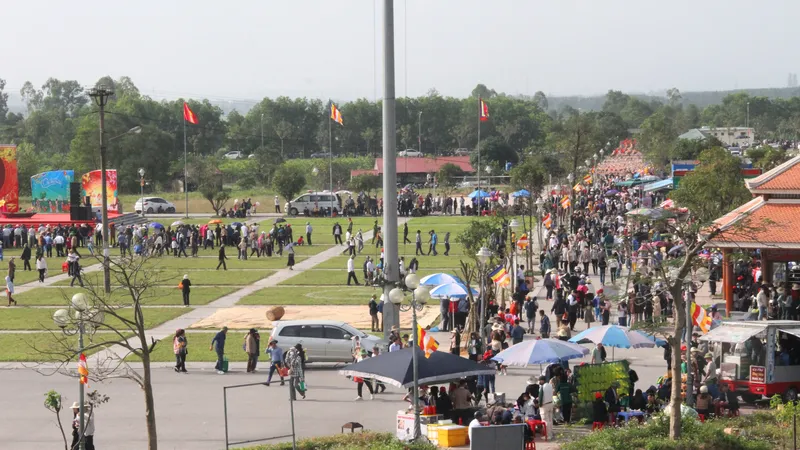 Hàng ngàn du khách trẩy hội chùa Hương Tích 