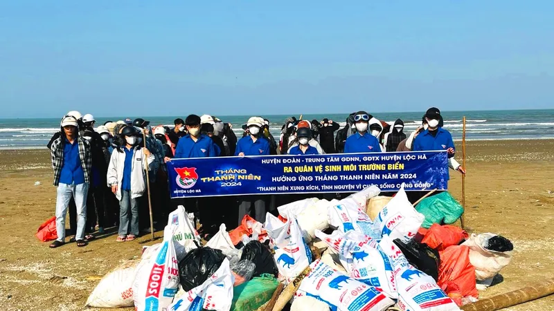 Tuổi trẻ Hà Tĩnh ra quân dọn vệ sinh môi trường biển 