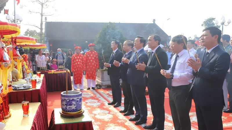 Phó Thủ tướng Chính phủ Trần Hồng Hà cùng các đại biểu làm lễ dâng hương tại Văn Miếu Hà Tĩnh