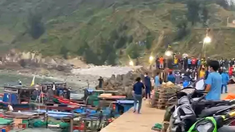 Chiều tối 26-3, thi thể chị P.T.L. đã được đưa vào bờ 