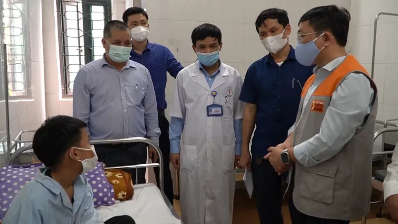 Đoàn công tác kiểm tra sức khỏe bệnh nhân đang điều trị tại Bệnh viện Đa khoa huyện Đức Thọ 