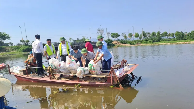 Thả cá giống tái tạo nguồn lợi thủy sản tại TP Hà Tĩnh 