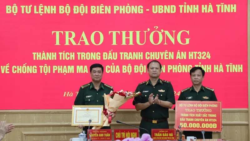 Trung tướng Nguyễn Anh Tuấn, Bí thư Đảng ủy, Chính ủy BĐBP Việt Nam trao thưởng ban chuyên án 