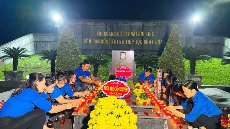 Lễ thắp nến tri ân tại khu mộ Tổng Bí thư Hà Huy Tập