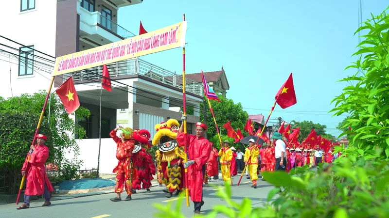 Người dân rước bằng công nhận Lễ hội cầu ngư làng Cam Lâm là Di sản văn hóa phi vật thể quốc gia