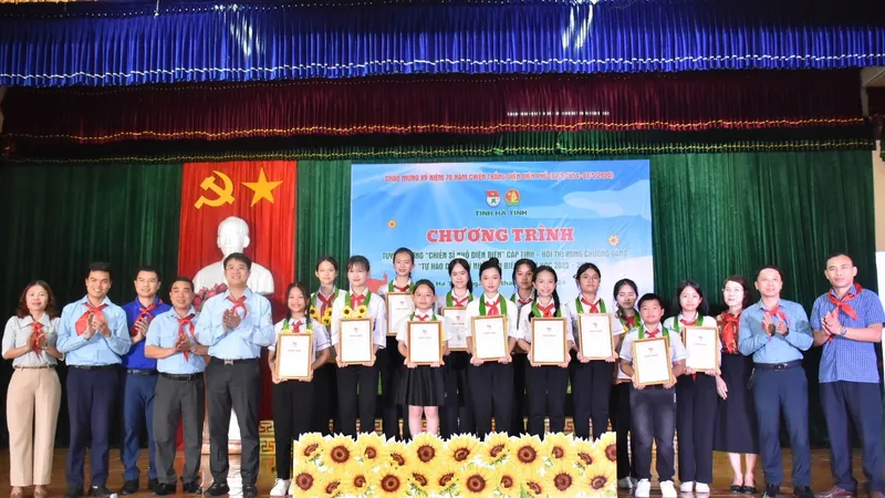 Tuyên dương 13 "Chiến sĩ nhỏ Điện Biên" 