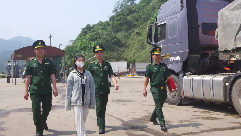 Lực lượng Bộ đội Biên phòng đưa cháu gái về Việt Nam an toàn 