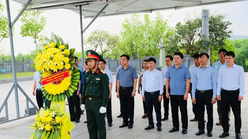 Lãnh đạo huyện Cẩm Xuyên dâng hoa, dâng hương tại khu mộ cố Tổng Bí thư Hà Huy Tập