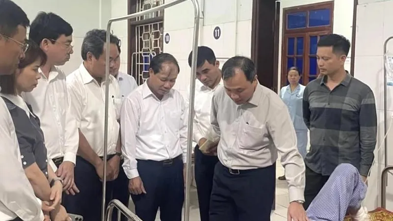 Bí thư Tỉnh ủy Hà Tĩnh Hoàng Trung Dũng và đoàn công tác thăm hỏi nạn nhân vụ sạt lở đang điều trị tại Bệnh viện Đa khoa thị xã Kỳ Anh