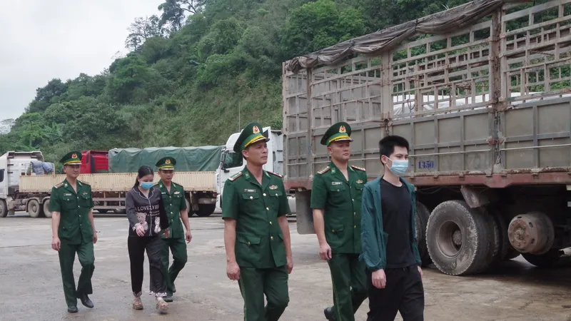 Lực lượng Bộ đội Biên phòng đưa 2 nạn nhân về đến Cửa khẩu quốc tế Cầu Treo an toàn 