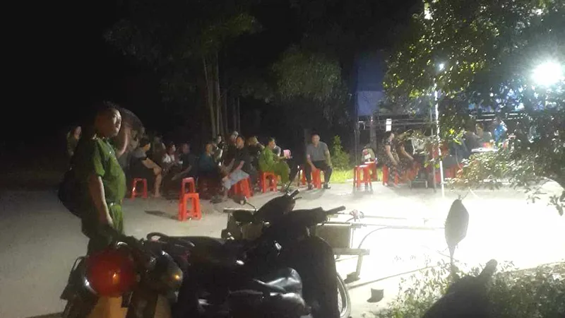 Cơ quan chức năng điều tra tại hiện trường vụ việc trong đêm 