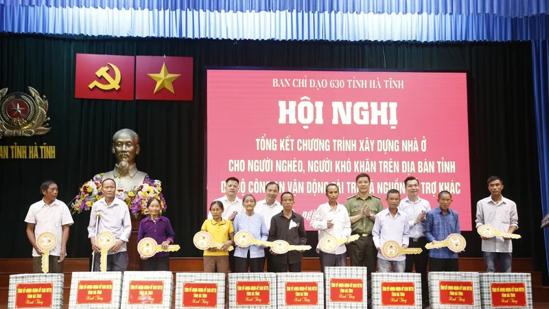 Bí thư Tỉnh ủy Hà Tĩnh Hoàng Trung Dũng, Đại tá Nguyễn Hồng Phong - Giám đốc Công an tỉnh trao biểu trưng chìa khóa nhà và tặng quà cho các hộ nghèo, hộ khó khăn về nhà ở 